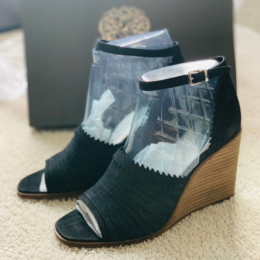 SUPER CUTE NWT in box black suede wedges